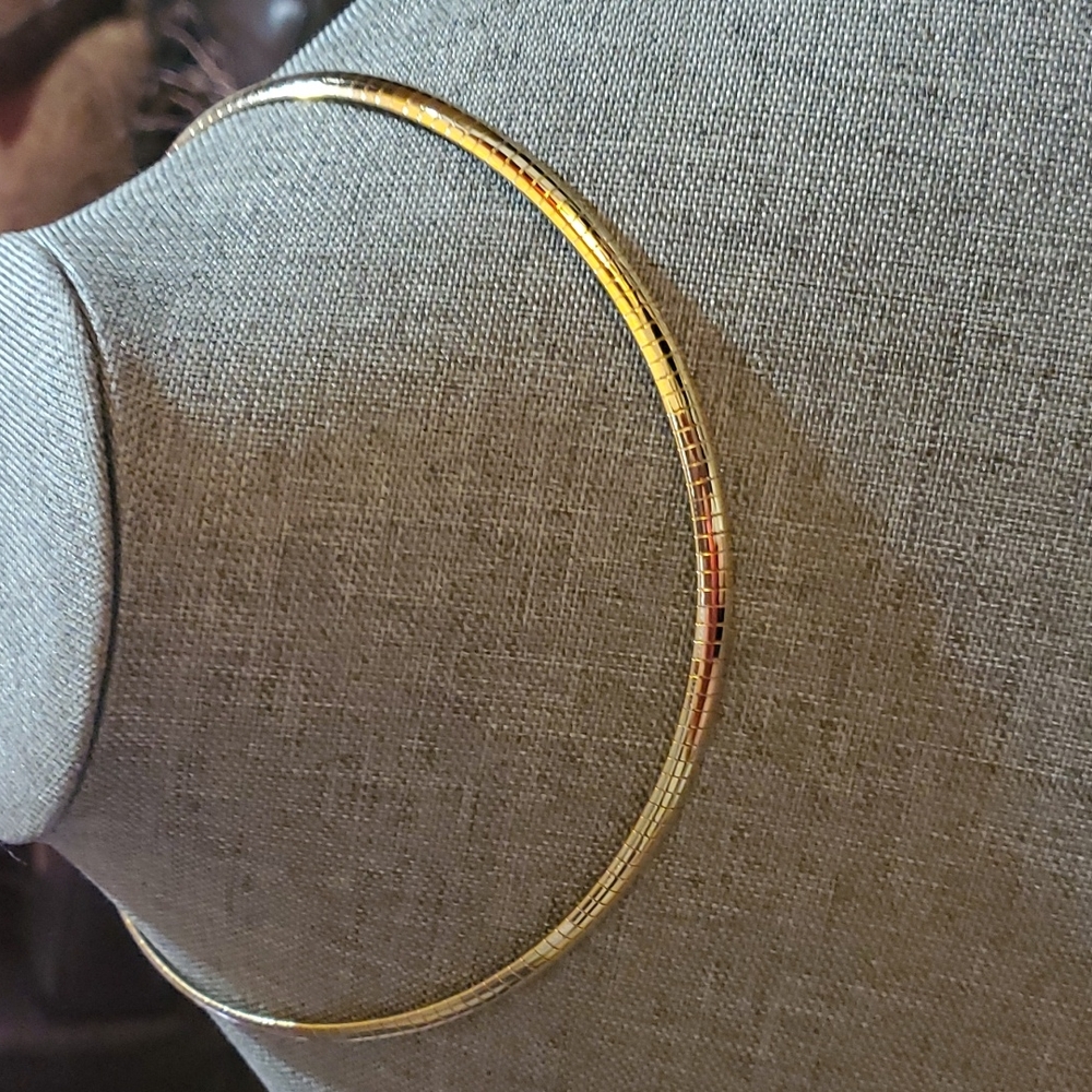 Beautiful Choker Necklace excellent shape. 🌺 18inches Goldtone